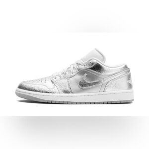 Air Jordan 1 Low SE WMNS "Metallic Silver"